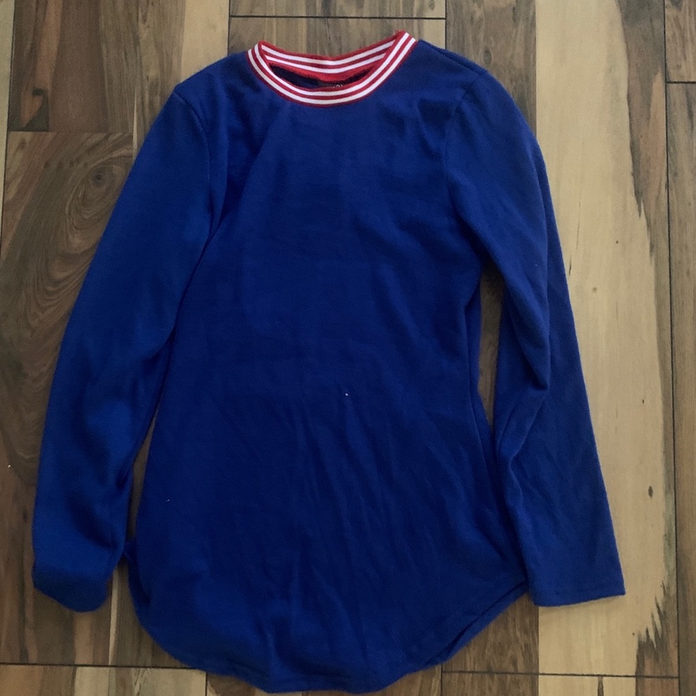 blue shirt with red collar